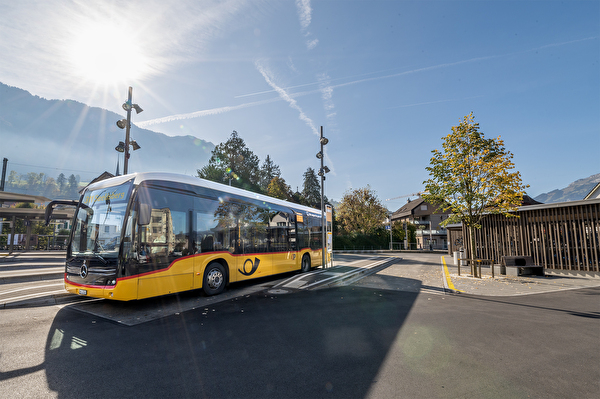 Postauto am Bahnhof