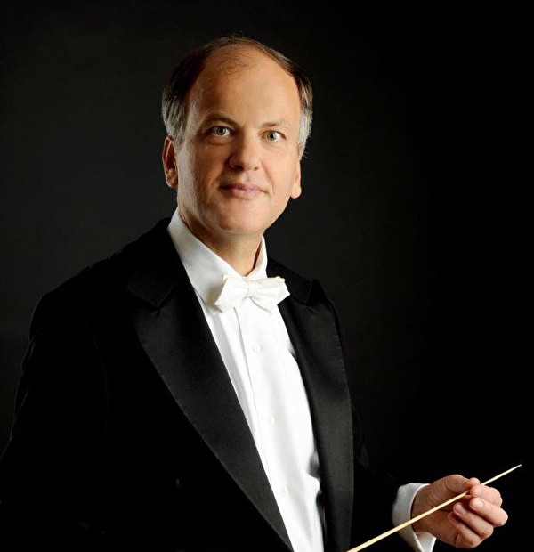 Neujahrskonzert mit der Ungarischen Kammerphilharmonie. Hier im Bild der Dirigent Professor Antal Barnas