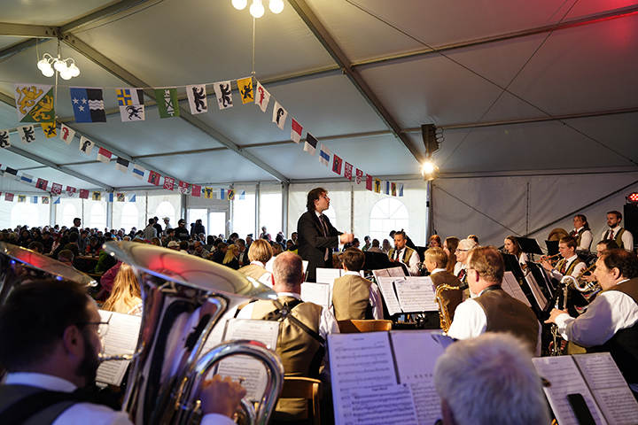 Die Feldmusik Unterägeri sorgt für Stimmung im Festzelt.