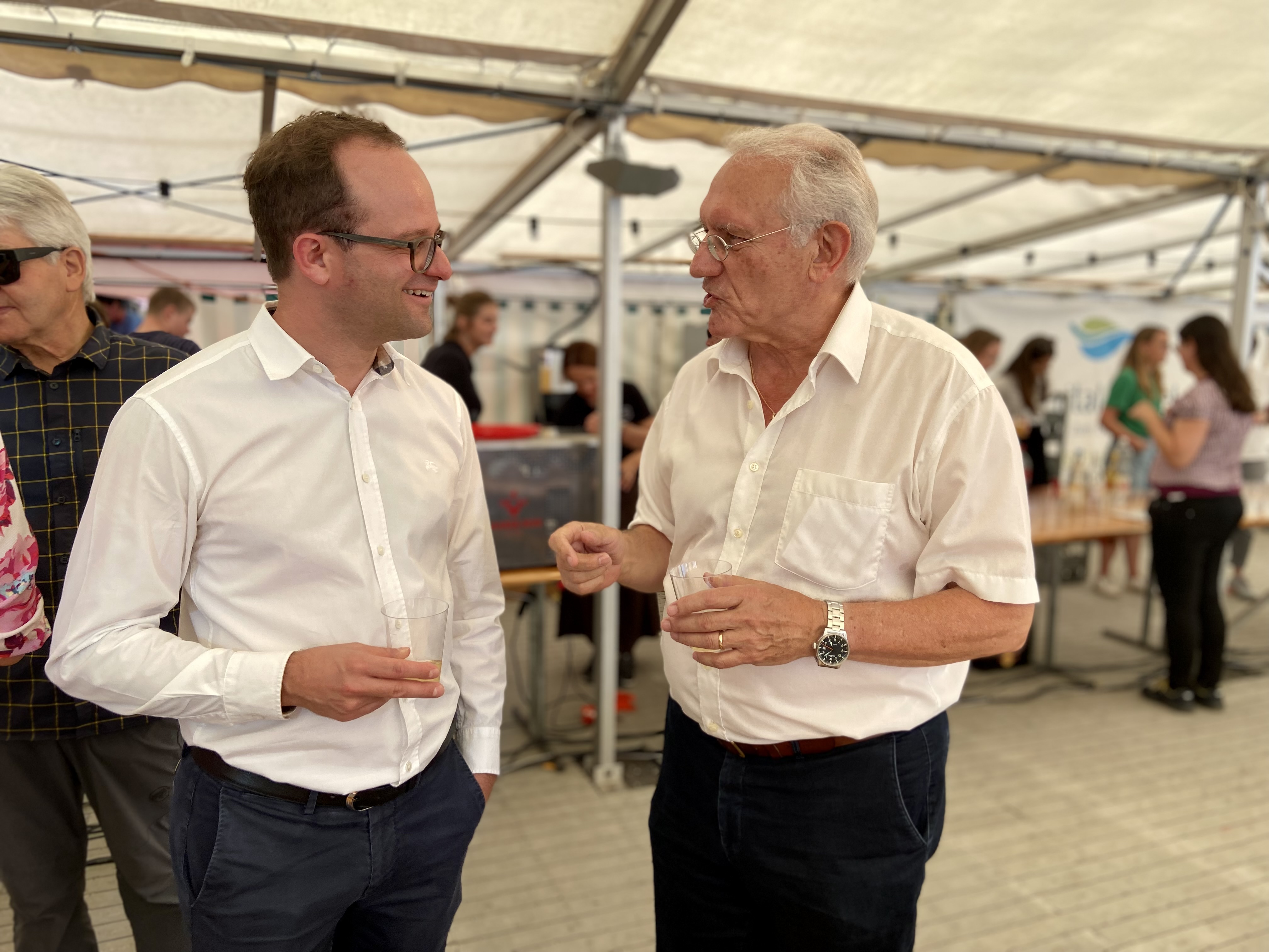 Gemeindepräsident Unterägeri Fridolin Bossard im Gespräch mit Gewinner des Ägeri Special Awards Eugen Häusler