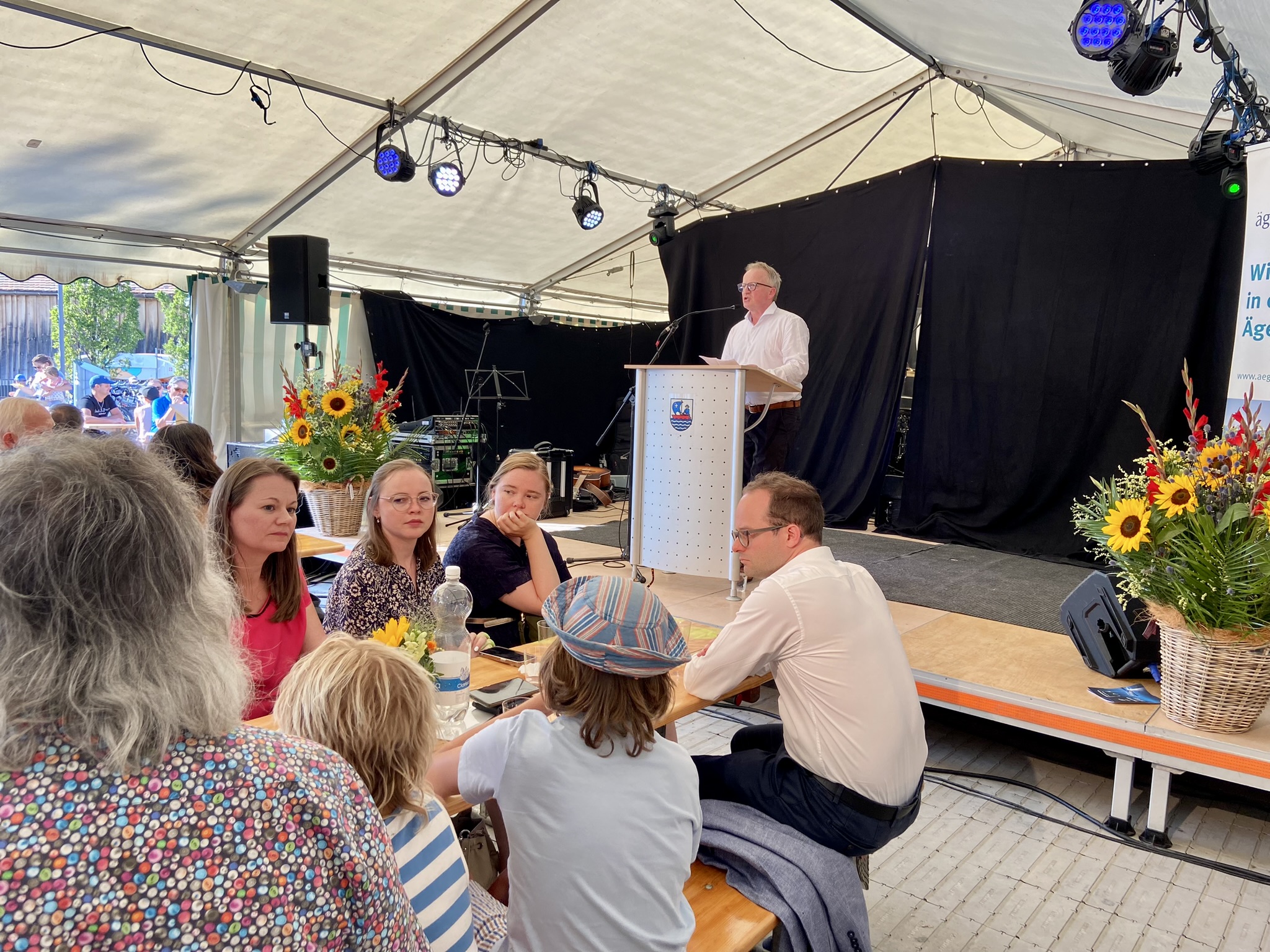 Die Laudatio für "Soziales Engagement" hält Gemeindepräsident Oberägeri Marcel Güntert.