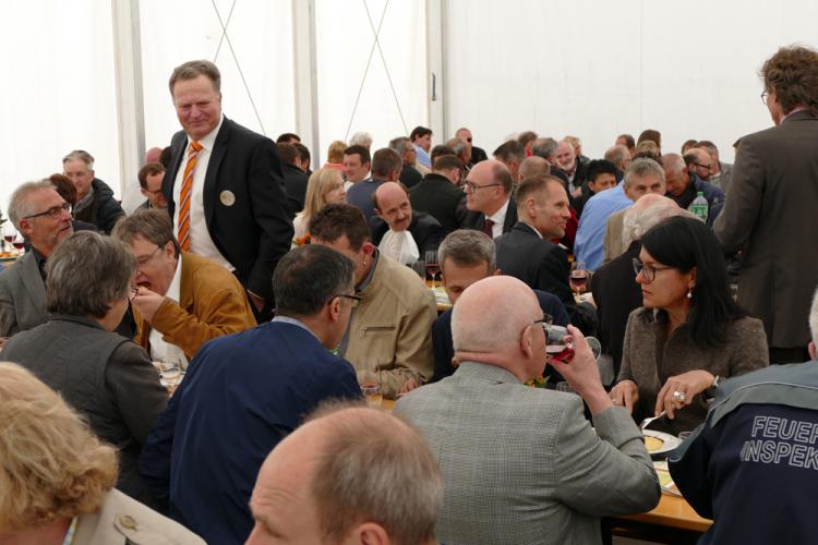 Gemeindepräsident Josef Ribary begrüsst die Mittagsgäste