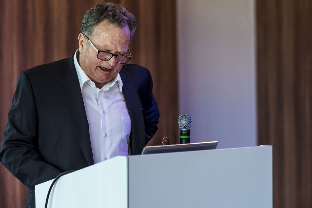 Gemeindepräsident Josef Ribary begrüsst die Anwesenden