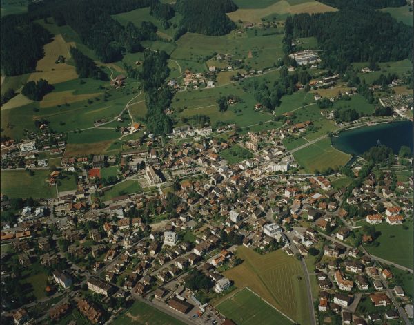 Flugaufnahme des Dorfzentrums 1997