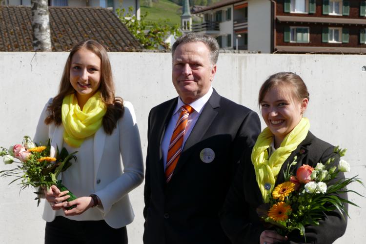 Gemeindepräsident Josef Ribary und die beiden Ehrendamen Laura und Angelika - beides Lernende der Gemeinde