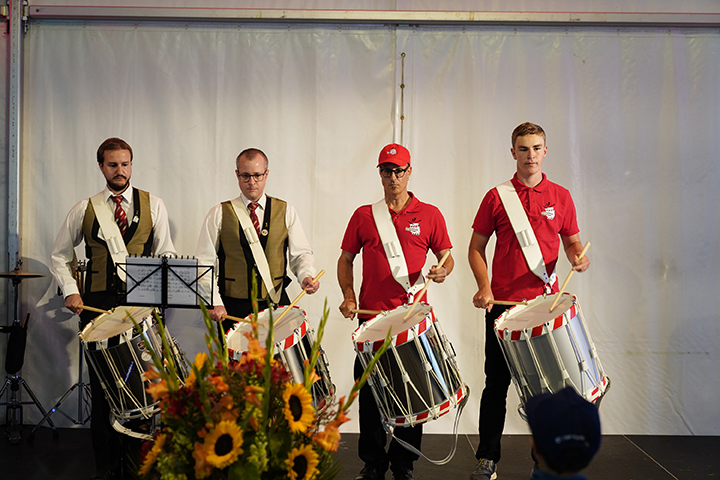 Festauftakt durch die Tambouren Unterägeri.