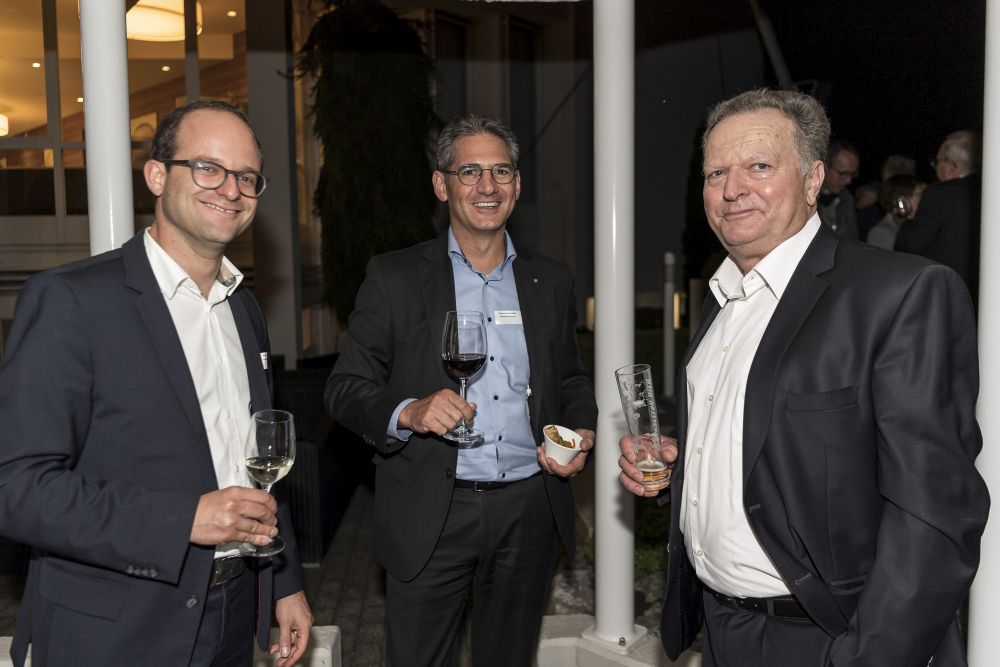 Gemeinderat Fridolin Bossard mit Gemeindepräsident Josef Ribary mit Raffaele Scorrano der Zuger Kantonalbank