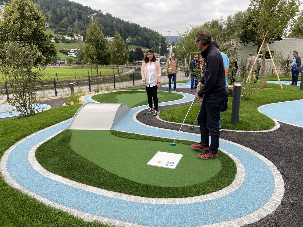 Projektverantwortliche probieren die neue Anlage aus