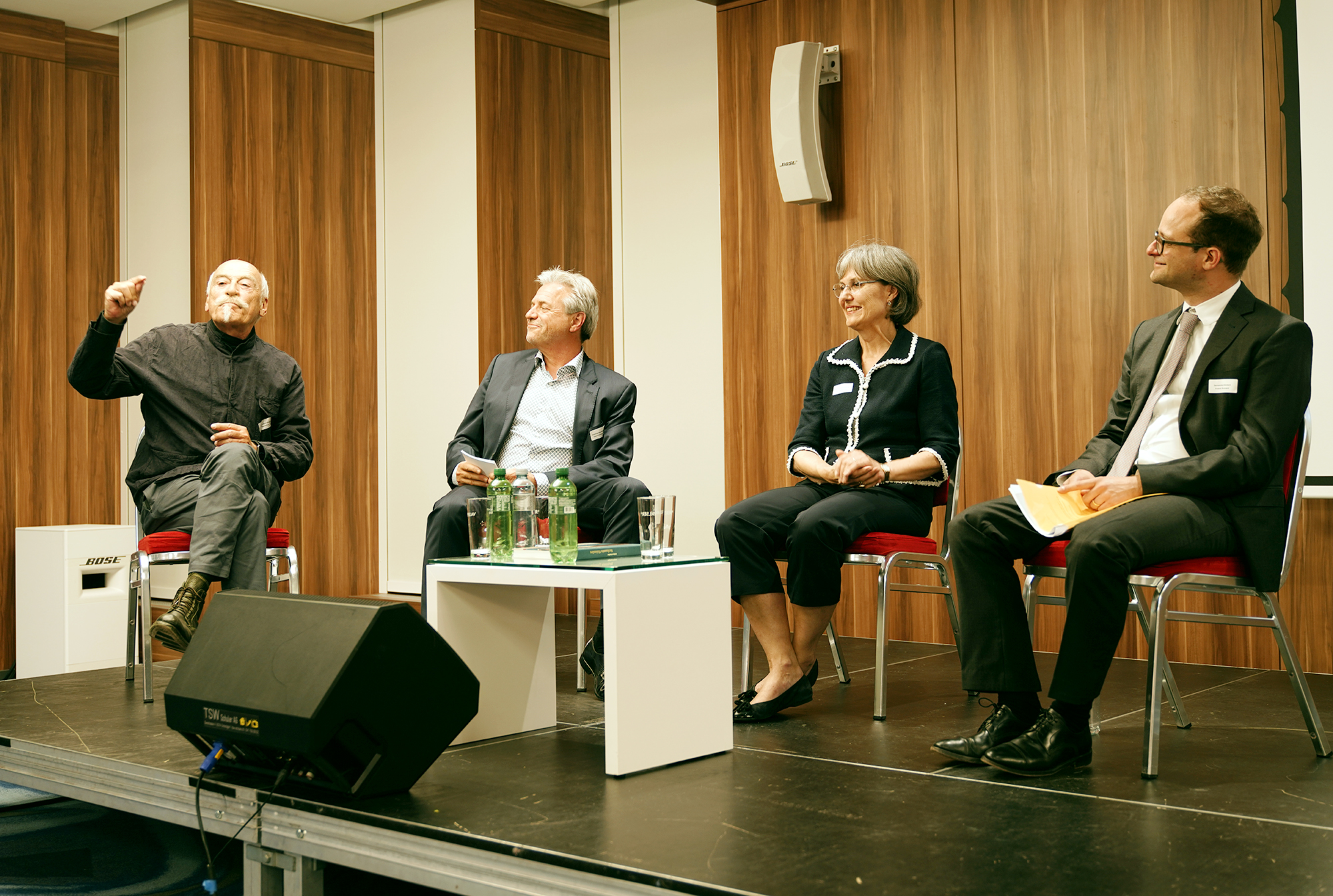 v.l.n.r.: Gastreferent Reto Gurtner, Verwaltungsratspräsident Weisse Arena Gruppe, Laax | Erich Schönbächler, Rektor der Schulen von Unterägeri | Silvia Thalmann-Gut, Regierungsrätin und Volkswirtschaftsdirektorin vom Kanton Zug | Fridolin Bossard, Gemeindepräsident Unterägeri