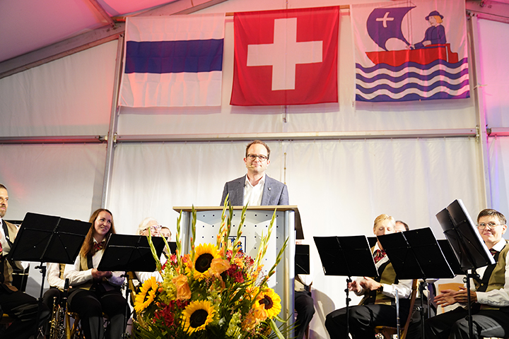 Gemeindepräsident Fridolin Bossard begrüsst die Festgemeinde.