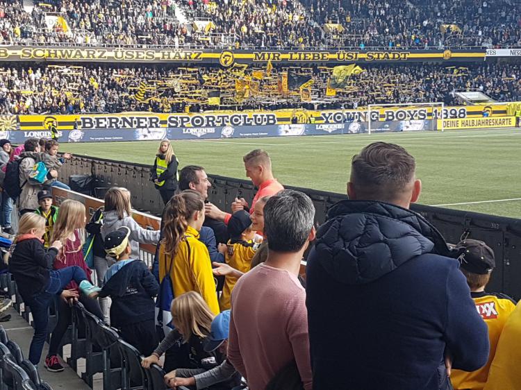 Gemeinderat Christian Hulliger gratuliert Goalie David von Ballmoos, der in Wynigen die Schule besucht hat, zum Sieg.