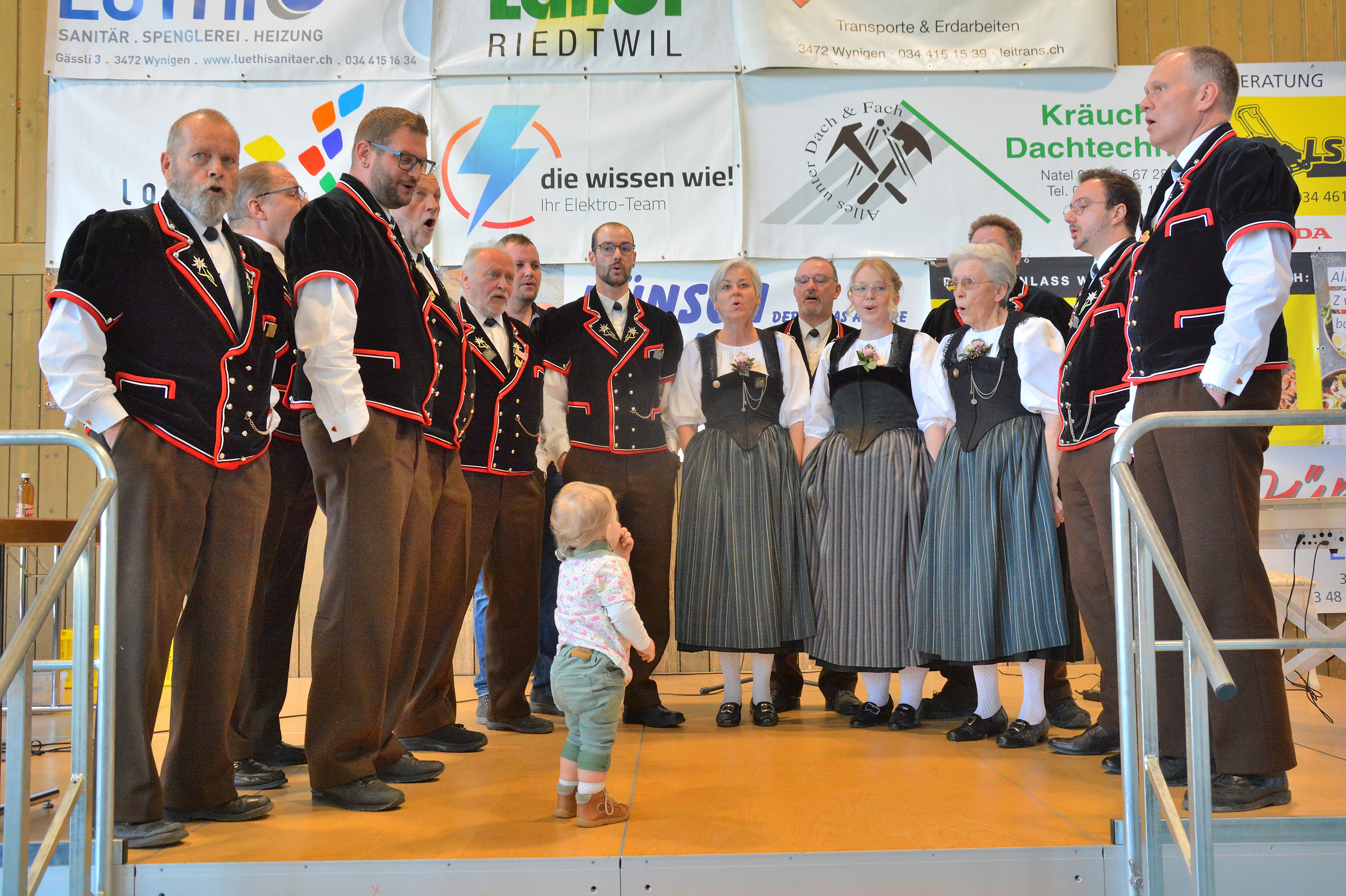 Spontaner Auftritt des Jodlerklubs zur Ehrung  ihrer Dirigentin