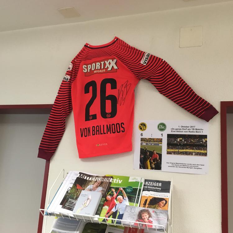 Das Trikot von David von Ballmoos schmückt nun den Eingangsbereich der Gemeindeverwaltung.