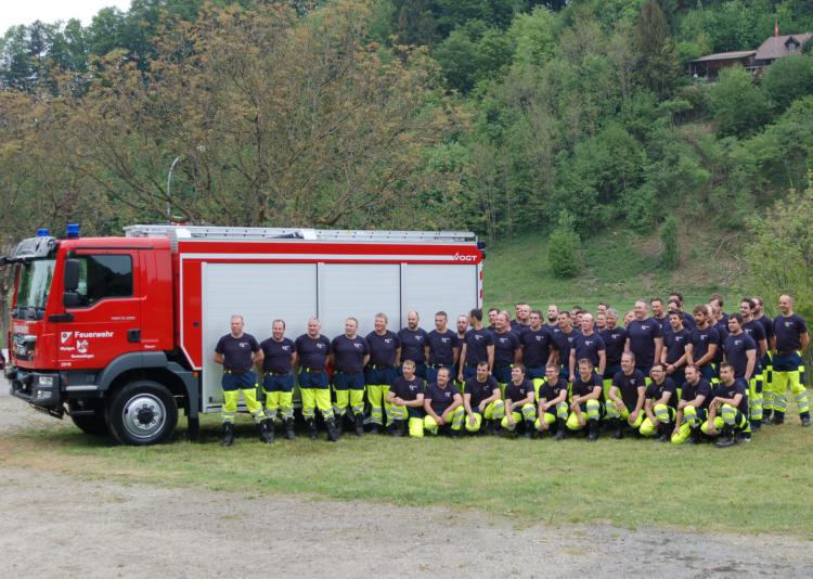 Die ganze Mannschaft in der Arbeitsbekleidung