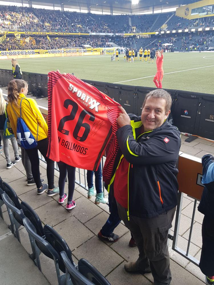 Gemeinderat Christian Hulliger präsentiert stolz das erhaltene Trikot von David von Ballmoos.