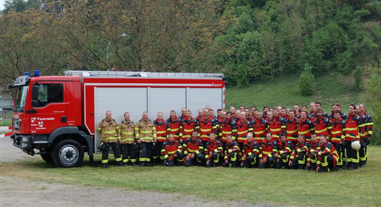Die ganze Mannschaft in der neuen Brandschutzausrüstung