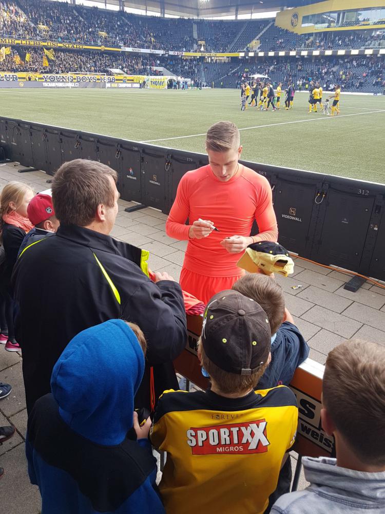 Goalie David von Ballmoos schenkt der Gemeinde Wynigen nach Spielende sein Trikot mit Unterschrift.
