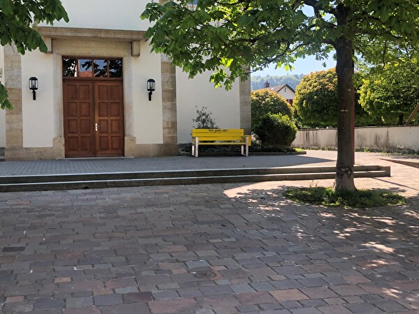Wie gehts Dir Bänkli auf dem Dorfplatz