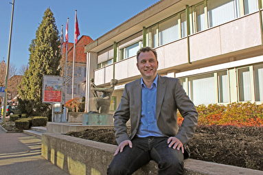 André Schmassmann vor der Gemeindeverwaltung