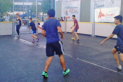 Jugendliche spielen Streetsoccer