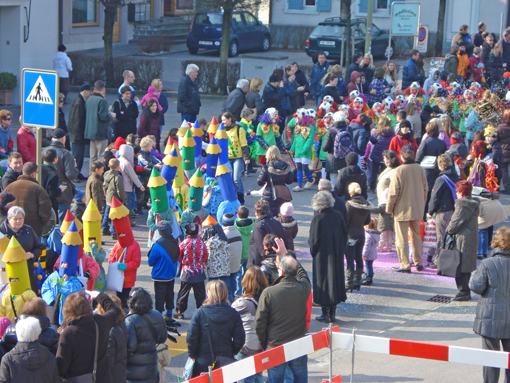 Schulfasnacht auf der Hauptstrasse