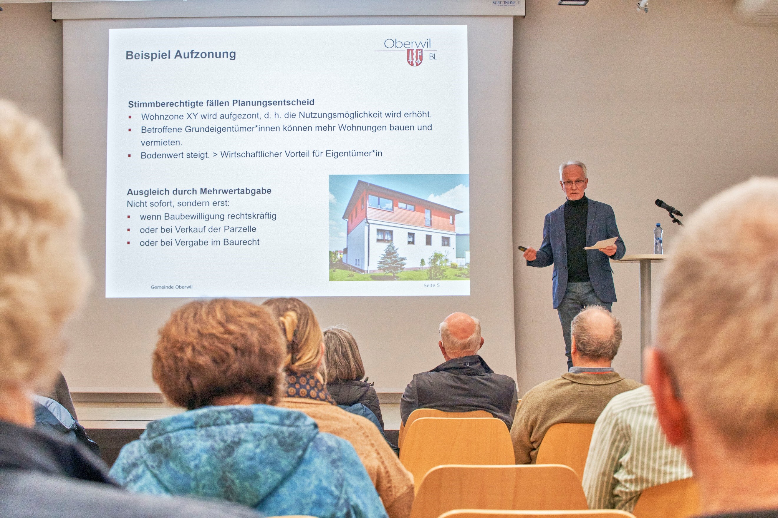 Gemeinderat Christian Pestalozzi erläuterte am Informationsanlass einige Fälle, in denen die Mehrwertabgabe greifen könnte.