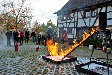Ein Feuerwehrmann löscht ein selbst gelegtes Feuer.