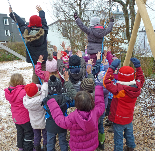 Kinder auf dem Spielpatz Goldbrunnen