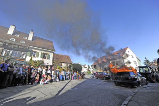 Zuschauer am Unfallort der Hauptübung 2015