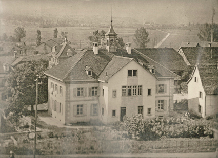 Alte Fotografie des mittleren Schulhauses.
