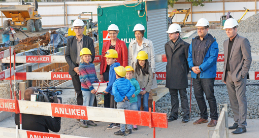 Kinder legen den Grundstein für die Schulanlage Am Marbach