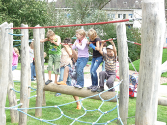 Die Kinder spielen an einem neuen Spielgerät