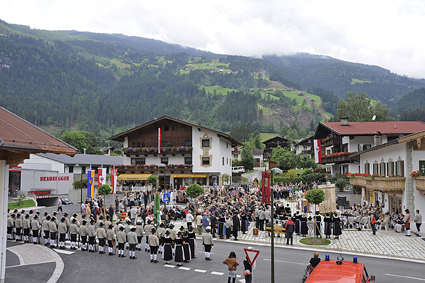 Dorfplatz Aschau mit Festgemeinde