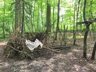 Verlassene Kinderhütte im Wald