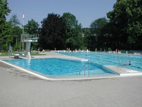 Gartenbad beim Schloss Bottmingen