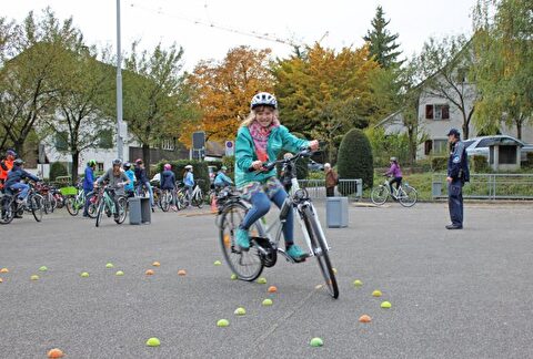 Schulkind fährt mit dem Velo durch den Parcours