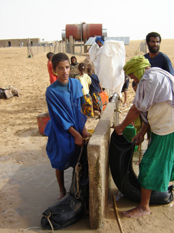 Solarbetriebene Wasserzapfstelle in Mali