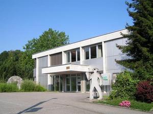 Unser Gemeindehaus; zentral gelegen an der Alten Landstrasse 3, direkt bei der Bushaltestelle "Zentrum".