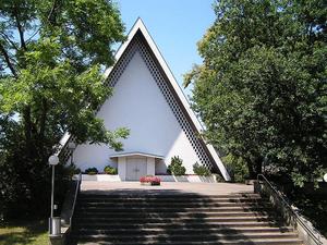 Einzigartig in ihrer Form, finden Sie die evang.-ref. Zwinglikirche direkt neben unserem Friedhof. 