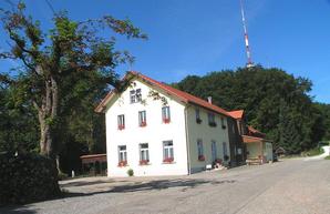 Das Restaurant Engelberg lädt Wanderer und Spaziergänger zum Verweilen ein. 