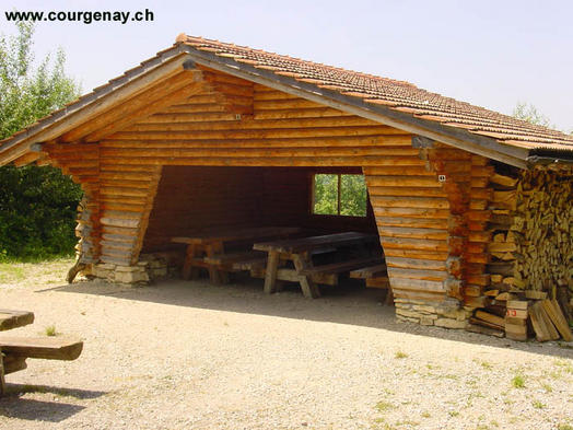 Cette cabane forestière, propriété de la commune, est isolée au dessus de Courgenay.

La cabane peut être louée au 032 471 01 30