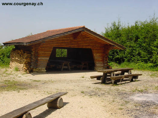 Cette cabane forestière, propriété de la commune, est isolée au dessus de Courgenay.

La cabane peut être louée au 032 471 01 30