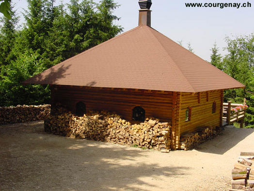 La cabane forestière de Courtemautruy a été financée par la commune de Courgenay-Courtemautruy et construite par la société d'embellissement de Courtemautruy. La société d'embellissement entretien cette très belle batisse et loue cette dernière.

Référence pour la location de la cabane de Courtemautruy:
Philippe Neukomm - tél. 077.214.07.81