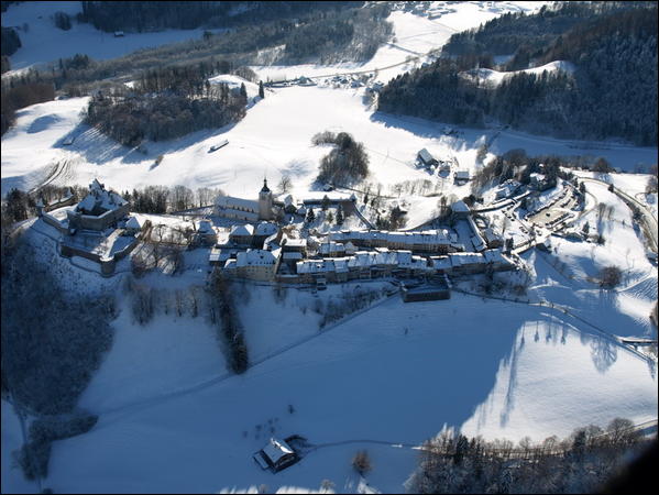 Vue aérienne de notre petit bourg de Gruyères