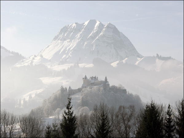 Le château et le Moléson enneigés
