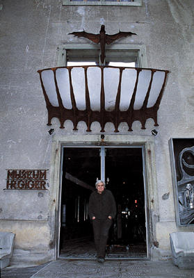 M. Giger devant son musée