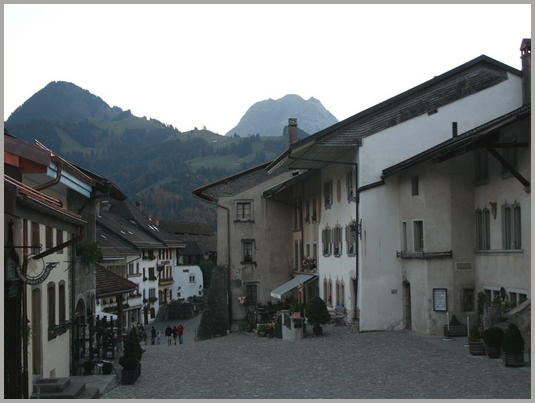 Fin de la rue du Bourg à la hauteur de la Maison Chalamala