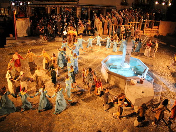 Farandole autour de la fontaine 