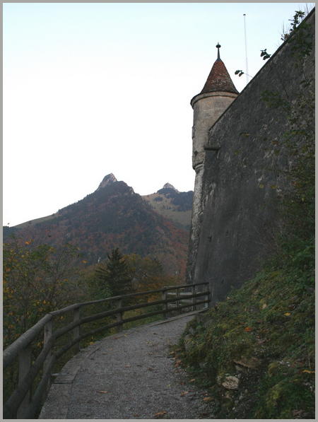 Ce chemin fait le tour du château