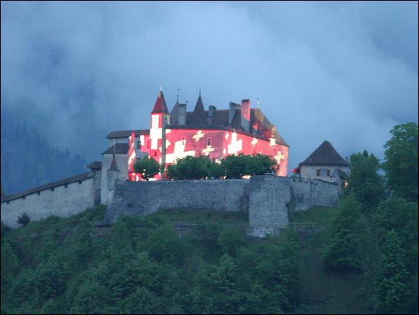 Le château de Gruyères arbore la croix suisse
